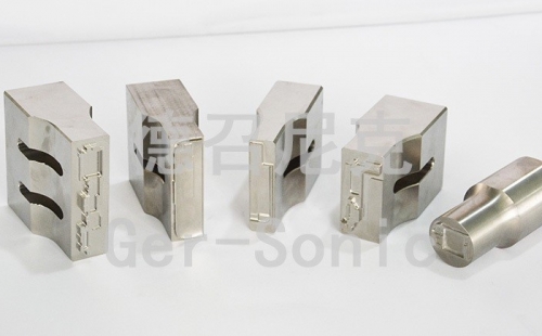 大家一看到超聲波模具，可能會(huì)覺得超聲波模具的設(shè)計(jì)和生產(chǎn)是很簡(jiǎn)單的。但是超聲波模具的設(shè)計(jì)并不像它的外形那么簡(jiǎn)單的，相反需要專業(yè)的知識(shí)和技能。當(dāng)使用一個(gè)加工不當(dāng)或是未經(jīng)過調(diào)諧的焊頭
