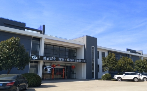 很多超聲波焊接機(jī)廠(chǎng)家在賣(mài)出機(jī)器后被客人工廠(chǎng)車(chē)間氣壓不穩(wěn)定，導(dǎo)致焊接不牢的問(wèn)題所困擾著。氣壓不穩(wěn)定也是導(dǎo)致超聲波焊接不牢的重要因素，先新機(jī)出廠(chǎng)前都會(huì)經(jīng)過(guò)嚴(yán)格的內(nèi)部測(cè)試，確定沒(méi)有問(wèn)題后才會(huì)正常出貨
